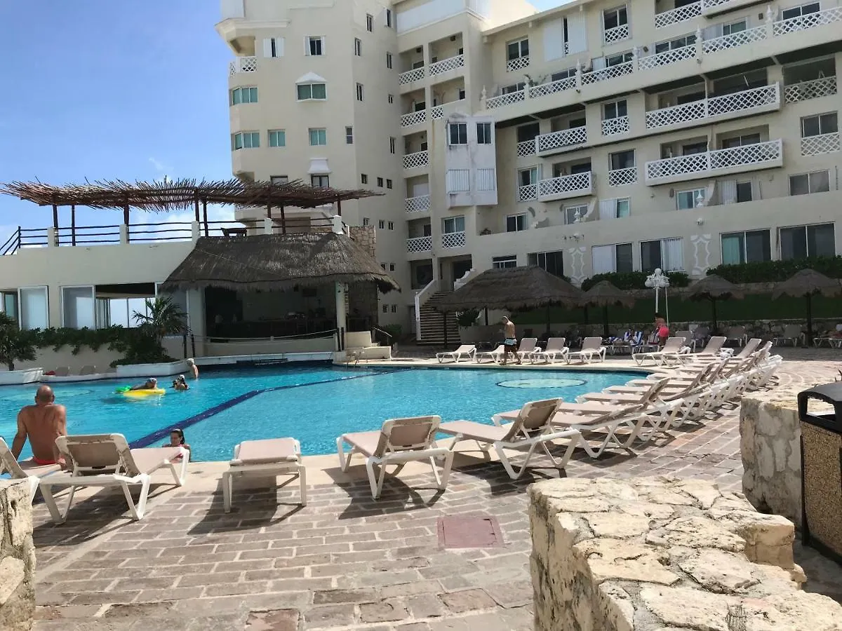 Beachfront Suite In The Best Location! 칸쿤 아파트